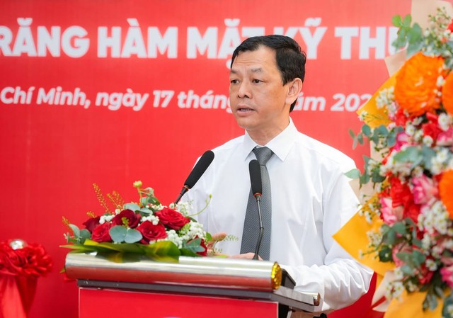 TS.BSCKII . Nguyễn Tri Thức phát biểu chúc mừng khai trương Trung tâm Răng Hàm Mặt Kỹ thuật cao. TS.BSCKII . Nguyễn Tri Thức phát biểu chúc mừng khai trương Trung tâm Răng Hàm Mặt Kỹ thuật cao.