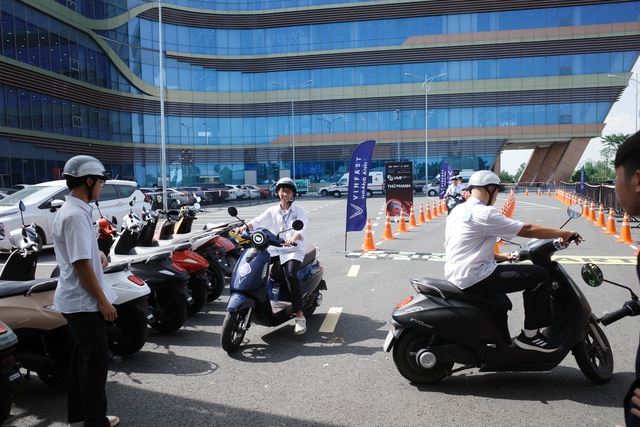 Thì ra xe máy điện đã khác xưa rất nhiều - Từ phương tiện “tạm” cho học sinh giờ sẵn sàng để di chuyển đường dài- Ảnh 4. Thì ra xe máy điện đã khác xưa rất nhiều - Từ phương tiện “tạm” cho học sinh giờ sẵn sàng để di chuyển đường dài- Ảnh 4.