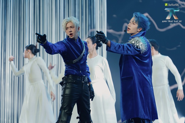 Ngô Kiến Huy bị đồng nghiệp bắt làm một việc- Ảnh 2.