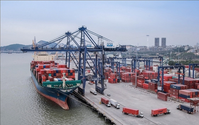 Phát triển du lịch, dịch vụ tổng hợp hiện đại giữ vai trò trụ cột quan trọng trong phát triển kinh tế; trở thành trung tâm logistics, cửa ngõ trung chuyển vận tải đa phương thức kết nối với Trung Quốc, Đông Bắc Á và ASEAN. (Ảnh: Cảng Cái Lân) Phát triển du lịch, dịch vụ tổng hợp hiện đại giữ vai trò trụ cột quan trọng trong phát triển kinh tế; trở thành trung tâm logistics, cửa ngõ trung chuyển vận tải đa phương thức kết nối với Trung Quốc, Đông Bắc Á và ASEAN. (Ảnh: Cảng Cái Lân)