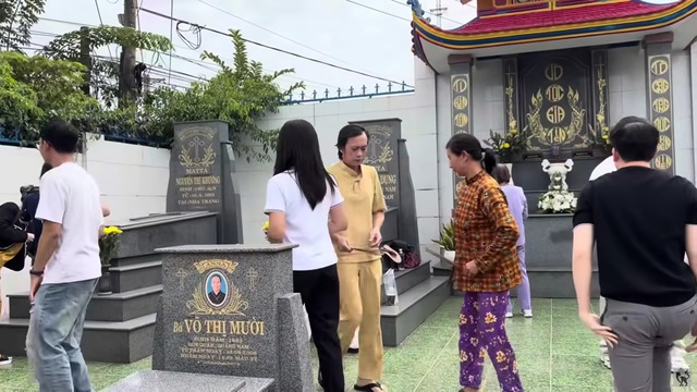 NSƯT Hoài Linh về quê thăm mộ, nói một điều sau nhiều năm- Ảnh 2.