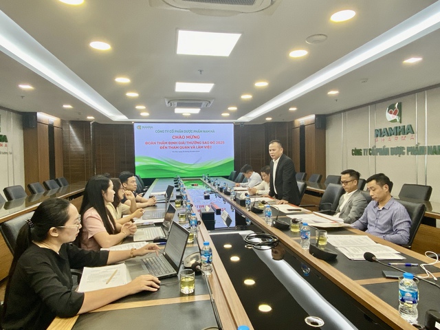 Ảnh số 1: Ông Trần Văn Minh, Ủy viên Ủy ban Trung ương Hội Doanh nhân trẻ Việt Nam, Phó Chủ tịch kiêm Tổng Thư ký Hội Doanh nghiệp trẻ Hà Nội làm trưởng đoàn phát biểu tại Công ty cổ phần Dược phẩm Nam Hà. Ảnh số 1: Ông Trần Văn Minh, Ủy viên Ủy ban Trung ương Hội Doanh nhân trẻ Việt Nam, Phó Chủ tịch kiêm Tổng Thư ký Hội Doanh nghiệp trẻ Hà Nội làm trưởng đoàn phát biểu tại Công ty cổ phần Dược phẩm Nam Hà.