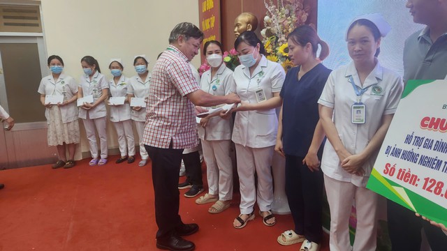Bệnh viện Lê Văn Thịnh trao hỗ trợ cho viên chức, người lao động có gia đình bị ảnh hưởng do bão số 10- Ảnh 1. Bệnh viện Lê Văn Thịnh trao hỗ trợ cho viên chức, người lao động có gia đình bị ảnh hưởng do bão số 10- Ảnh 1.