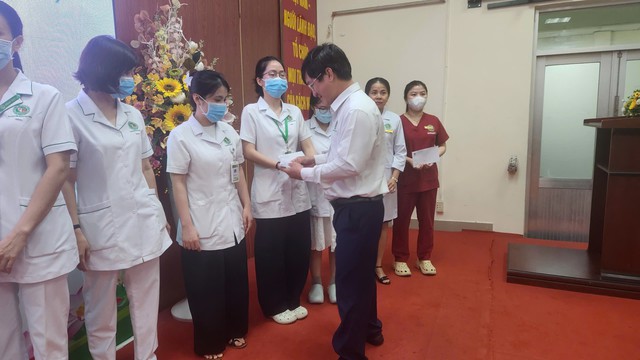 Bệnh viện Lê Văn Thịnh trao hỗ trợ cho viên chức, người lao động có gia đình bị ảnh hưởng do bão số 10- Ảnh 3. Bệnh viện Lê Văn Thịnh trao hỗ trợ cho viên chức, người lao động có gia đình bị ảnh hưởng do bão số 10- Ảnh 3.