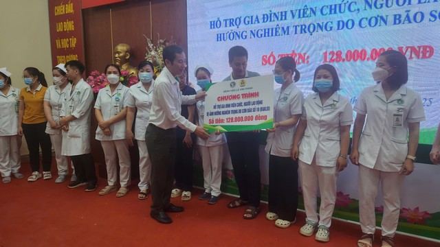 Bệnh viện Lê Văn Thịnh trao hỗ trợ cho viên chức, người lao động có gia đình bị ảnh hưởng do bão số 10- Ảnh 4. Bệnh viện Lê Văn Thịnh trao hỗ trợ cho viên chức, người lao động có gia đình bị ảnh hưởng do bão số 10- Ảnh 4.