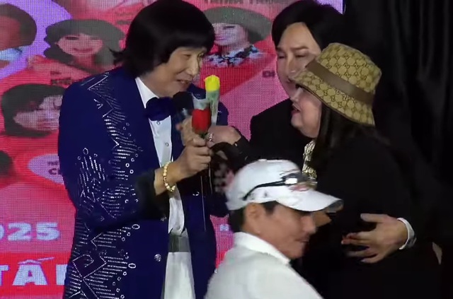 Nam NSND 75 tuổi đang hát, một Việt kiều Mỹ chạy lên tặng tiền- Ảnh 2. Nam NSND 75 tuổi đang hát, một Việt kiều Mỹ chạy lên tặng tiền- Ảnh 2.