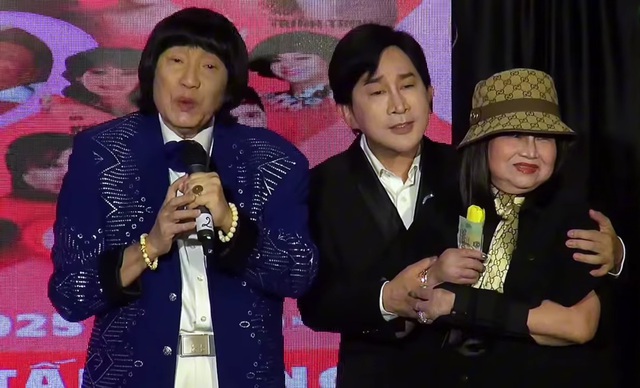 Nam NSND 75 tuổi đang hát, một Việt kiều Mỹ chạy lên tặng tiền- Ảnh 1. Nam NSND 75 tuổi đang hát, một Việt kiều Mỹ chạy lên tặng tiền- Ảnh 1.