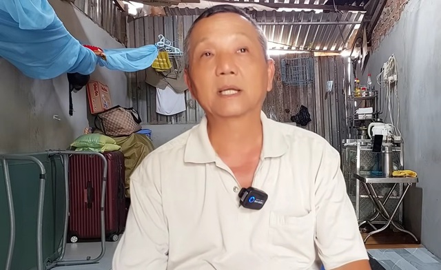 Nam nghệ sĩ sống trong lều lợp tôn, xung quanh rác thải, ăn nhờ đàn em: "Tôi khổ quá"- Ảnh 1. Nam nghệ sĩ sống trong lều lợp tôn, xung quanh rác thải, ăn nhờ đàn em: "Tôi khổ quá"- Ảnh 1.