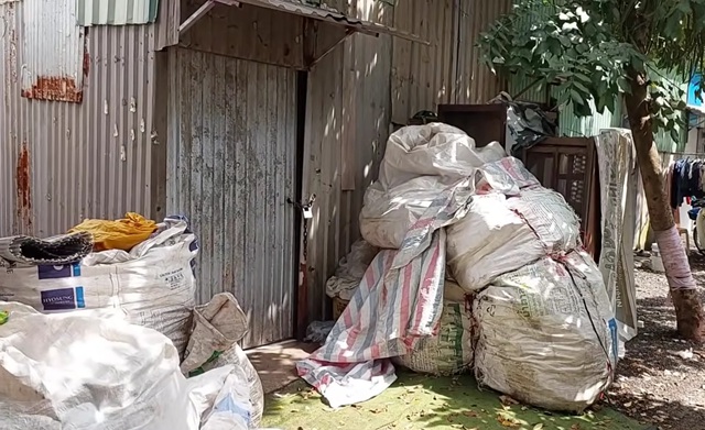 Nam nghệ sĩ sống trong lều lợp tôn, xung quanh rác thải, ăn nhờ đàn em: "Tôi khổ quá"- Ảnh 2. Nam nghệ sĩ sống trong lều lợp tôn, xung quanh rác thải, ăn nhờ đàn em: "Tôi khổ quá"- Ảnh 2.