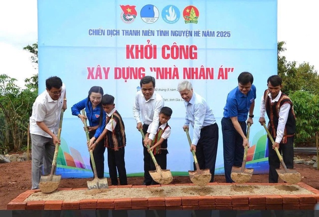 Đồng chí Đỗ Văn Chiến, Uỷ viên Bộ Chính trị, Bí thư Trung ương Đảng, Bí thư Đảng uỷ Mặt trận Tổ quốc, các đoàn thể Trung ương, Chủ tịch Uỷ ban Trung ương Mặt trận Tổ quốc Việt Nam; đồng chí Bùi Quang Huy, Uỷ viên dự khuyết BCH Trung ương Đảng, Bí thư thứ nhất Ban Chấp hành Trung ương Đoàn; đồng chí Nguyễn Phạm Duy Trang, Bí thư BCH Trung ương Đoàn, Chủ tịch Hội đồng Đội Trung ương khởi công xây dựng nhà nhân ái dành cho thiếu nhi trong khuôn khổ chương trình ra quân chiến dịch thanh niên tình nguyện hè, hưởng ứng Tháng hành động vì trẻ em năm 2025 tại tỉnh Gia Lai Đồng chí Đỗ Văn Chiến, Uỷ viên Bộ Chính trị, Bí thư Trung ương Đảng, Bí thư Đảng uỷ Mặt trận Tổ quốc, các đoàn thể Trung ương, Chủ tịch Uỷ ban Trung ương Mặt trận Tổ quốc Việt Nam; đồng chí Bùi Quang Huy, Uỷ viên dự khuyết BCH Trung ương Đảng, Bí thư thứ nhất Ban Chấp hành Trung ương Đoàn; đồng chí Nguyễn Phạm Duy Trang, Bí thư BCH Trung ương Đoàn, Chủ tịch Hội đồng Đội Trung ương khởi công xây dựng nhà nhân ái dành cho thiếu nhi trong khuôn khổ chương trình ra quân chiến dịch thanh niên tình nguyện hè, hưởng ứng Tháng hành động vì trẻ em năm 2025 tại tỉnh Gia Lai
