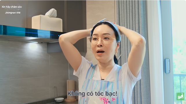 Nữ diễn viên 54 tuổi của phim Queen of Tears: "Tôi đã uống loại nước này được 6 tháng và thấy tóc đang dày hơn, tóc bạc cũng không mọc ra nữa"- Ảnh 4. Nữ diễn viên 54 tuổi của phim Queen of Tears: "Tôi đã uống loại nước này được 6 tháng và thấy tóc đang dày hơn, tóc bạc cũng không mọc ra nữa"- Ảnh 4.