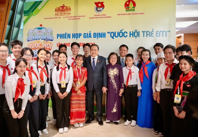 Chủ tịch Quốc hội Trần Thanh Mẫn, Bí thư Trung ương Đoàn - Chủ tịch Hội đồng Đội Trung ương Nguyễn Phạm Duy Trang với các đại biểu trẻ em dự phiên họp giả định "Quốc hội trẻ em" lần thứ hai năm 2024. Chủ tịch Quốc hội Trần Thanh Mẫn, Bí thư Trung ương Đoàn - Chủ tịch Hội đồng Đội Trung ương Nguyễn Phạm Duy Trang với các đại biểu trẻ em dự phiên họp giả định "Quốc hội trẻ em" lần thứ hai năm 2024.