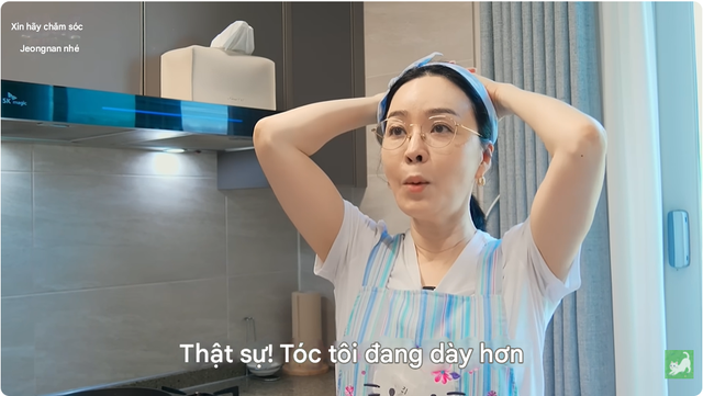 Nữ diễn viên 54 tuổi của phim Queen of Tears: "Tôi đã uống loại nước này được 6 tháng và thấy tóc đang dày hơn, tóc bạc cũng không mọc ra nữa"- Ảnh 3. Nữ diễn viên 54 tuổi của phim Queen of Tears: "Tôi đã uống loại nước này được 6 tháng và thấy tóc đang dày hơn, tóc bạc cũng không mọc ra nữa"- Ảnh 3.