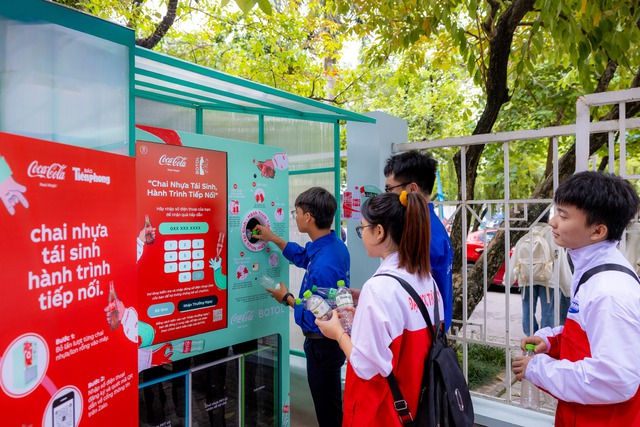 Các nhóm sinh viên đua nhau check-in ở các địa điểm ‘tập kết’ thu gom, tái chế chai nhựa: Hà Nội 8 điểm, TP.HCM 14 điểm- Ảnh 1.