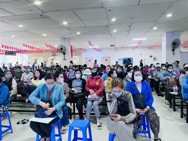 Bệnh nhân chờ khám bệnh tại Bệnh viện Ung bướu cơ sở 2 Bệnh nhân chờ khám bệnh tại Bệnh viện Ung bướu cơ sở 2