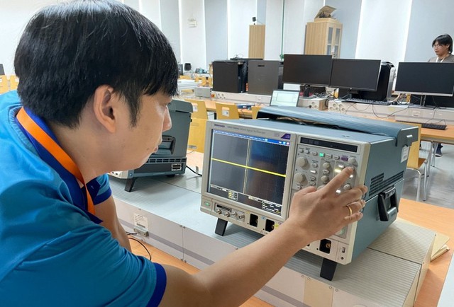 Thành phố Hồ Chí Minh triển khai kế hoạch phát triển công nghiệp bán dẫn và đào tạo nhân lực chất lượng cao đến năm 2030- Ảnh 2. Thành phố Hồ Chí Minh triển khai kế hoạch phát triển công nghiệp bán dẫn và đào tạo nhân lực chất lượng cao đến năm 2030- Ảnh 2.