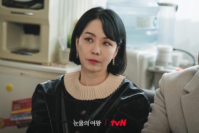 Nữ diễn viên 54 tuổi của phim Queen of Tears: "Tôi đã uống loại nước này được 6 tháng và thấy tóc đang dày hơn, tóc bạc cũng không mọc ra nữa"- Ảnh 2. Nữ diễn viên 54 tuổi của phim Queen of Tears: "Tôi đã uống loại nước này được 6 tháng và thấy tóc đang dày hơn, tóc bạc cũng không mọc ra nữa"- Ảnh 2.