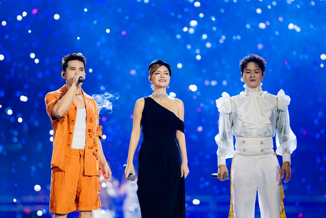 SUPERFEST 2025 “thắp sáng” Thủ đô: Anh Tài - Chị Đẹp hội tụ, hàng chục nghìn người cháy hết mình trong đại tiệc âm nhạc lớn nhất tháng 10- Ảnh 11. SUPERFEST 2025 “thắp sáng” Thủ đô: Anh Tài - Chị Đẹp hội tụ, hàng chục nghìn người cháy hết mình trong đại tiệc âm nhạc lớn nhất tháng 10- Ảnh 11.