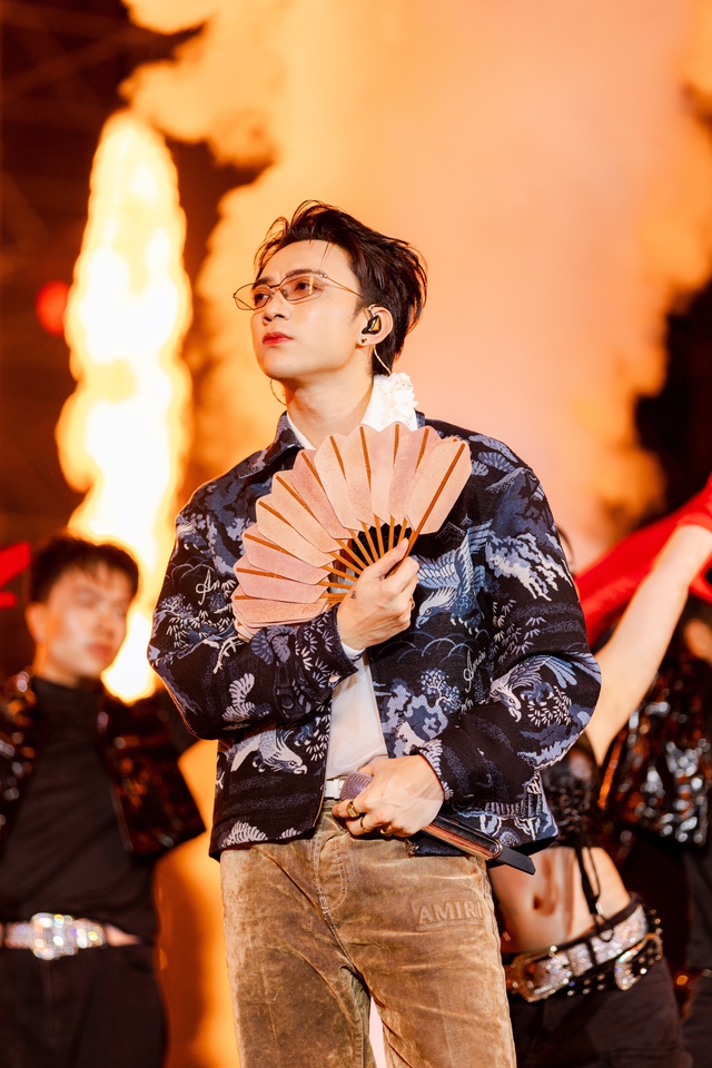 SUPERFEST 2025 “thắp sáng” Thủ đô: Anh Tài - Chị Đẹp hội tụ, hàng chục nghìn người cháy hết mình trong đại tiệc âm nhạc lớn nhất tháng 10- Ảnh 12. SUPERFEST 2025 “thắp sáng” Thủ đô: Anh Tài - Chị Đẹp hội tụ, hàng chục nghìn người cháy hết mình trong đại tiệc âm nhạc lớn nhất tháng 10- Ảnh 12.
