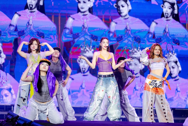 SUPERFEST 2025 “thắp sáng” Thủ đô: Anh Tài - Chị Đẹp hội tụ, hàng chục nghìn người cháy hết mình trong đại tiệc âm nhạc lớn nhất tháng 10- Ảnh 13. SUPERFEST 2025 “thắp sáng” Thủ đô: Anh Tài - Chị Đẹp hội tụ, hàng chục nghìn người cháy hết mình trong đại tiệc âm nhạc lớn nhất tháng 10- Ảnh 13.