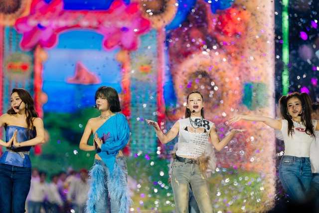 SUPERFEST 2025 “thắp sáng” Thủ đô: Anh Tài - Chị Đẹp hội tụ, hàng chục nghìn người cháy hết mình trong đại tiệc âm nhạc lớn nhất tháng 10- Ảnh 14. SUPERFEST 2025 “thắp sáng” Thủ đô: Anh Tài - Chị Đẹp hội tụ, hàng chục nghìn người cháy hết mình trong đại tiệc âm nhạc lớn nhất tháng 10- Ảnh 14.