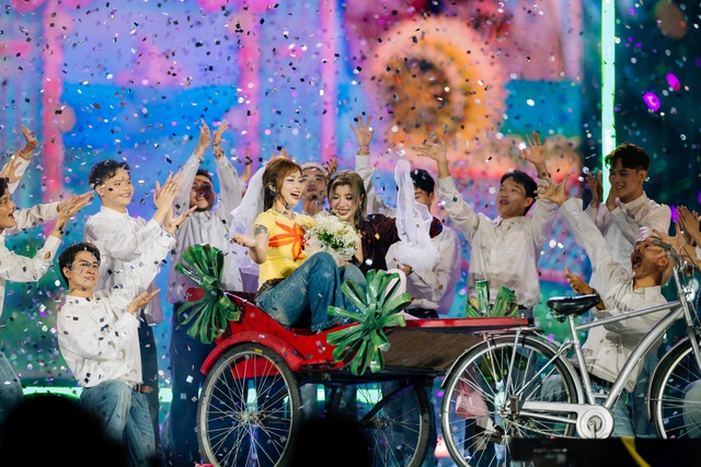 SUPERFEST 2025 “thắp sáng” Thủ đô: Anh Tài - Chị Đẹp hội tụ, hàng chục nghìn người cháy hết mình trong đại tiệc âm nhạc lớn nhất tháng 10- Ảnh 15. SUPERFEST 2025 “thắp sáng” Thủ đô: Anh Tài - Chị Đẹp hội tụ, hàng chục nghìn người cháy hết mình trong đại tiệc âm nhạc lớn nhất tháng 10- Ảnh 15.