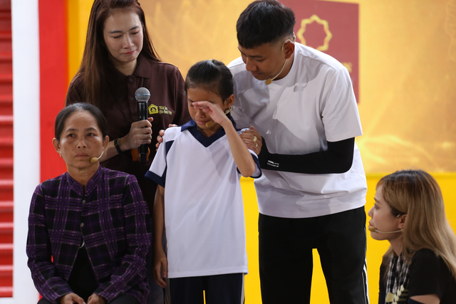 Nam diễn vi&ecirc;n bật kh&oacute;c, bỏ tiền x&acirc;y nh&agrave; vệ sinh cho c&ocirc; b&eacute; bị cha bỏ rơi- Ảnh 1.