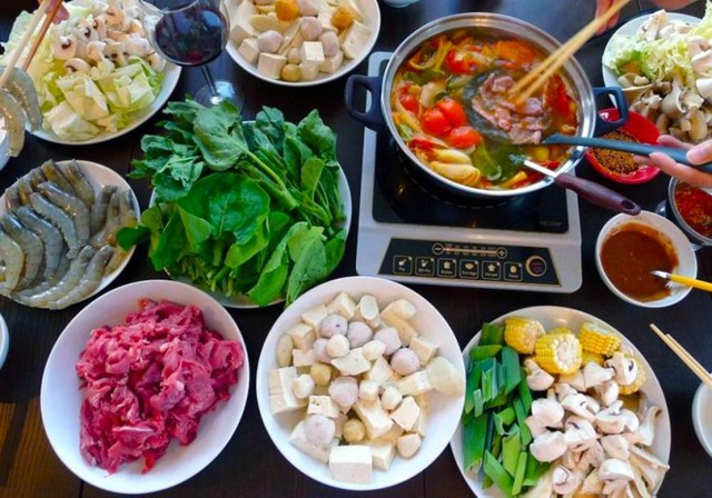 Nhìn mâm cơm tôi chuẩn bị để đãi khách, mẹ chồng "há hốc" còn chồng tôi có thể "sĩ đến kiếp sau"- Ảnh 1. Nhìn mâm cơm tôi chuẩn bị để đãi khách, mẹ chồng "há hốc" còn chồng tôi có thể "sĩ đến kiếp sau"- Ảnh 1.