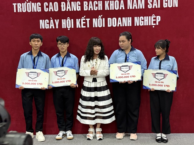 Bà Cathy Nguyễn - CEO của Tập đoàn Truely Wonder LLC trao học bổng Tiếp sức đến trường cho 04 em sinh viên. Bà Cathy Nguyễn - CEO của Tập đoàn Truely Wonder LLC trao học bổng Tiếp sức đến trường cho 04 em sinh viên.