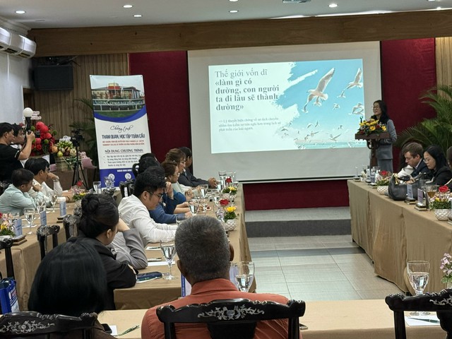 Bà Đặng Thị Thu Hiền - Trưởng phòng KHCN và HT trường Cao đẳng Bách Khoa Nam Sài Gòn báo cáo đề dẫn tại buổi làm việc. Bà Đặng Thị Thu Hiền - Trưởng phòng KHCN và HT trường Cao đẳng Bách Khoa Nam Sài Gòn báo cáo đề dẫn tại buổi làm việc.