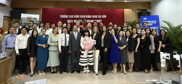 Ban Lãnh đạo nhà trường chụp hình lưu niệm cùng các đối tác, doanh nghiệp. Ban Lãnh đạo nhà trường chụp hình lưu niệm cùng các đối tác, doanh nghiệp.