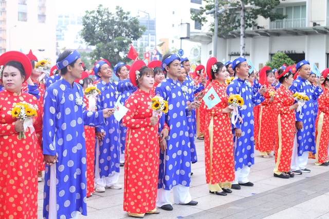 Lễ dâng hoa Chủ tịch Hồ Chí Minh của 50 cặp đôi trong Lễ cưới tập thể 2025- Ảnh 3. Lễ dâng hoa Chủ tịch Hồ Chí Minh của 50 cặp đôi trong Lễ cưới tập thể 2025- Ảnh 3.