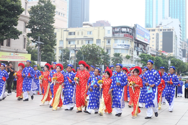 Lễ dâng hoa Chủ tịch Hồ Chí Minh của 50 cặp đôi trong Lễ cưới tập thể 2025- Ảnh 4. Lễ dâng hoa Chủ tịch Hồ Chí Minh của 50 cặp đôi trong Lễ cưới tập thể 2025- Ảnh 4.