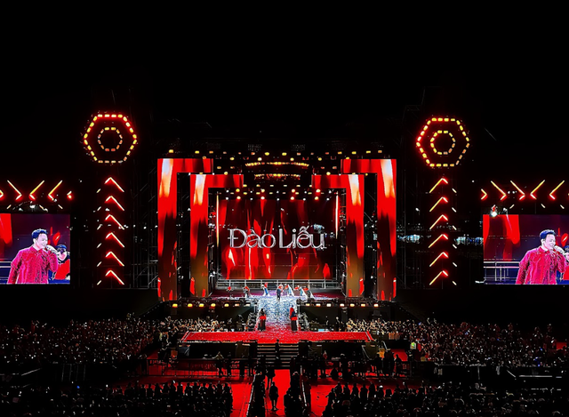 SUPERFEST 2025 “thắp sáng” Thủ đô: Anh Tài - Chị Đẹp hội tụ, hàng chục nghìn người cháy hết mình trong đại tiệc âm nhạc lớn nhất tháng 10- Ảnh 9. SUPERFEST 2025 “thắp sáng” Thủ đô: Anh Tài - Chị Đẹp hội tụ, hàng chục nghìn người cháy hết mình trong đại tiệc âm nhạc lớn nhất tháng 10- Ảnh 9.