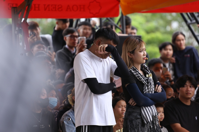 Nam diễn vi&ecirc;n bật kh&oacute;c, bỏ tiền x&acirc;y nh&agrave; vệ sinh cho c&ocirc; b&eacute; bị cha bỏ rơi- Ảnh 2.