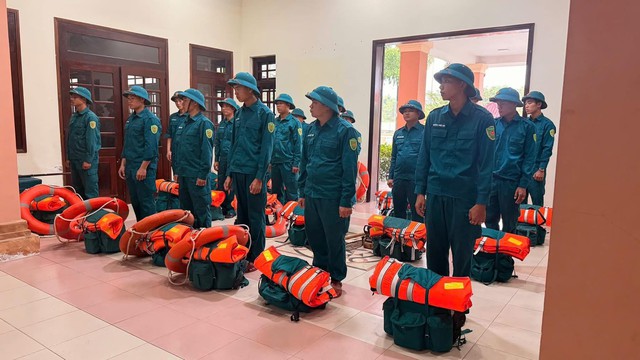 Tuổi trẻ Đà Nẵng ra quân làm nhiệm vụ ứng phó bão số 12- Ảnh 1. Tuổi trẻ Đà Nẵng ra quân làm nhiệm vụ ứng phó bão số 12- Ảnh 1.