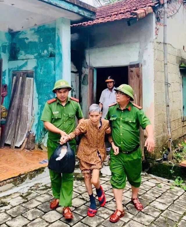 Tuổi trẻ Đà Nẵng ra quân làm nhiệm vụ ứng phó bão số 12- Ảnh 4. Tuổi trẻ Đà Nẵng ra quân làm nhiệm vụ ứng phó bão số 12- Ảnh 4.
