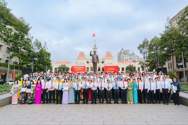 Đảng Ủy Ủy ban nhân dân thành phố Hồ Chí Minh: Tuyên dương điển hình "Dân vận khéo" năm 2025- Ảnh 4. Đảng Ủy Ủy ban nhân dân thành phố Hồ Chí Minh: Tuyên dương điển hình "Dân vận khéo" năm 2025- Ảnh 4.