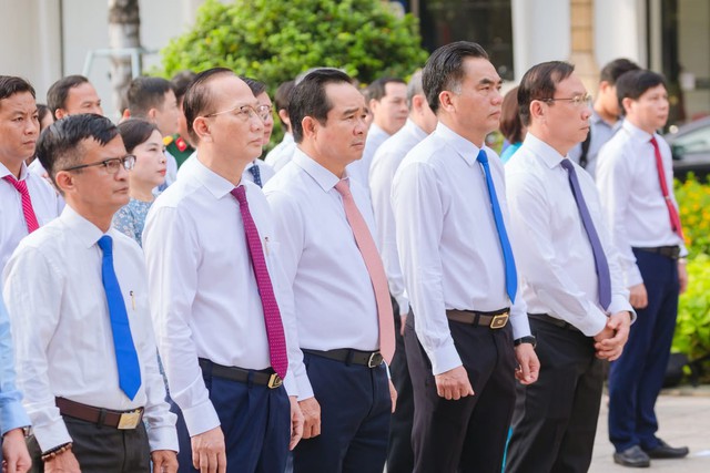 Đảng Ủy Ủy ban nhân dân thành phố Hồ Chí Minh: Tuyên dương điển hình "Dân vận khéo" năm 2025- Ảnh 2. Đảng Ủy Ủy ban nhân dân thành phố Hồ Chí Minh: Tuyên dương điển hình "Dân vận khéo" năm 2025- Ảnh 2.