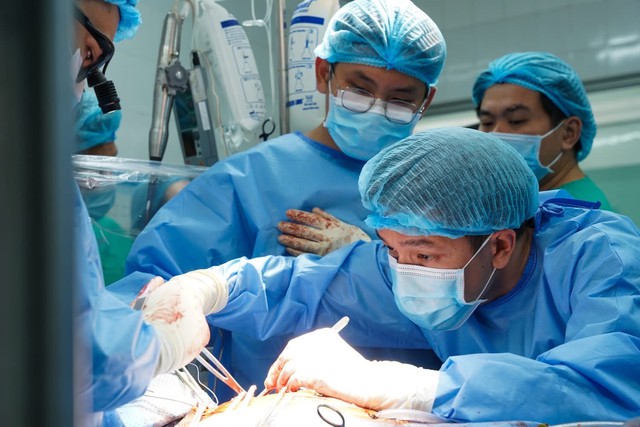 Ca ghép tim đầu tiên từ người cho chết não tại  Bệnh viện Thống Nhất  – Biểu tượng của tình yêu thương và sự sống- Ảnh 4. Ca ghép tim đầu tiên từ người cho chết não tại  Bệnh viện Thống Nhất  – Biểu tượng của tình yêu thương và sự sống- Ảnh 4.