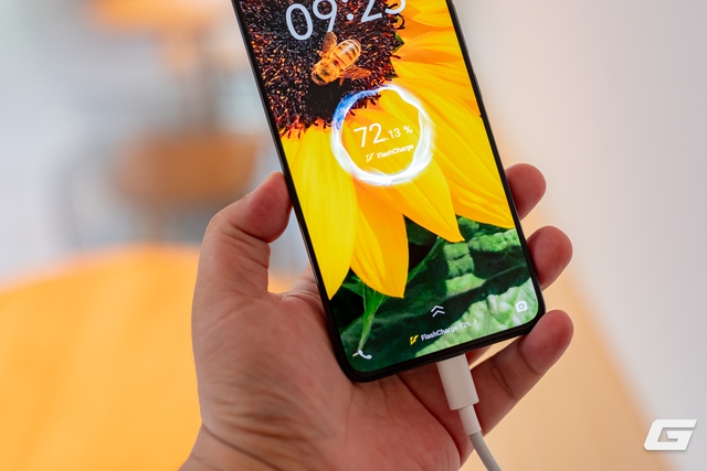 Cận cảnh vivo V60 Lite 5G: Mỏng nhẹ, mượt mà, pin trâu sạc nhanh, giá từ 10,49 triệu- Ảnh 10. Cận cảnh vivo V60 Lite 5G: Mỏng nhẹ, mượt mà, pin trâu sạc nhanh, giá từ 10,49 triệu- Ảnh 10.