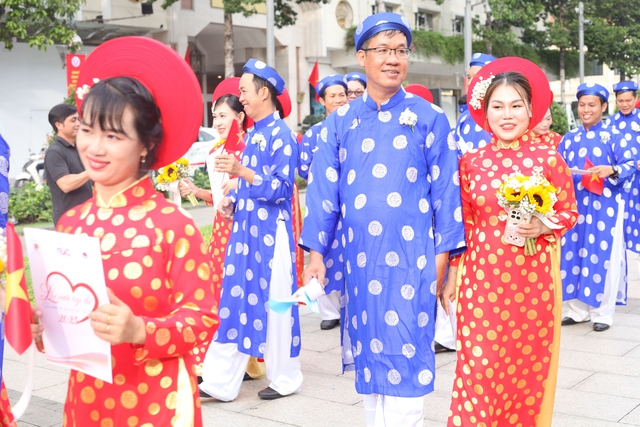 Lễ dâng hoa Chủ tịch Hồ Chí Minh của 50 cặp đôi trong Lễ cưới tập thể 2025- Ảnh 5. Lễ dâng hoa Chủ tịch Hồ Chí Minh của 50 cặp đôi trong Lễ cưới tập thể 2025- Ảnh 5.