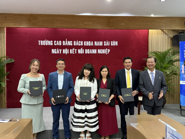 Ông Nguyễn Trí Dũng - Hiệu trưởng nhà trường tặng quà tri ân các diễn giả tham gia chương trình Talkshow. Ông Nguyễn Trí Dũng - Hiệu trưởng nhà trường tặng quà tri ân các diễn giả tham gia chương trình Talkshow.