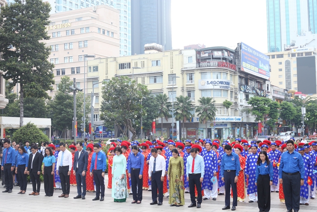 Lễ dâng hoa Chủ tịch Hồ Chí Minh của 50 cặp đôi trong Lễ cưới tập thể 2025- Ảnh 1. Lễ dâng hoa Chủ tịch Hồ Chí Minh của 50 cặp đôi trong Lễ cưới tập thể 2025- Ảnh 1.