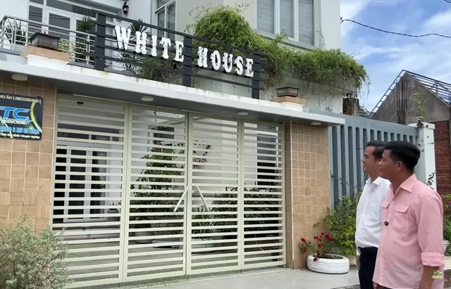 Chân dung ông hoàng nhạc sến miền Tây bỏ TP.HCM về Phú Quốc xây biệt thự nghìn m2- Ảnh 3. Chân dung ông hoàng nhạc sến miền Tây bỏ TP.HCM về Phú Quốc xây biệt thự nghìn m2- Ảnh 3.