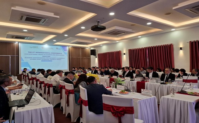 Hội thảo quốc tế “Các vấn đề đương đại trong quản trị và kinh doanh” lần thứ 3
- Ảnh 1. Hội thảo quốc tế “Các vấn đề đương đại trong quản trị và kinh doanh” lần thứ 3
- Ảnh 1.
