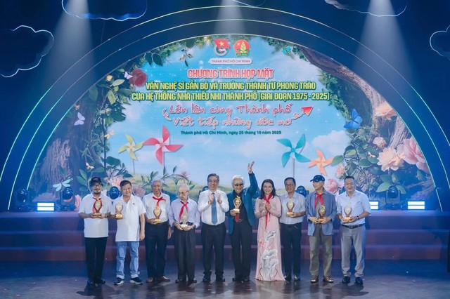 Họp mặt văn nghệ sĩ gắn bó và trưởng thành từ phong trào nhà thiếu k+ truc tiep bong da Thành phố (1975 – 2025): Lớn lên cùng thành phố, viết tiếp những ước mơ- Ảnh 4.