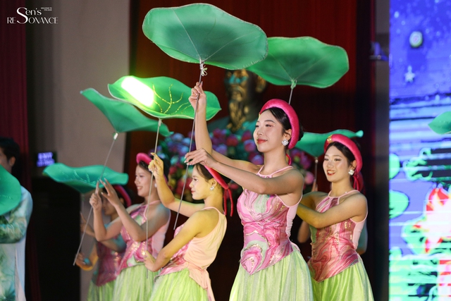 Kai Đinh “ôm” trọn K45 bằng giai điệu ngọt ngào tại đêm nhạc hội “FPS 2025 - Sen’s Resonance” 
- Ảnh 1. Kai Đinh “ôm” trọn K45 bằng giai điệu ngọt ngào tại đêm nhạc hội “FPS 2025 - Sen’s Resonance” 
- Ảnh 1.