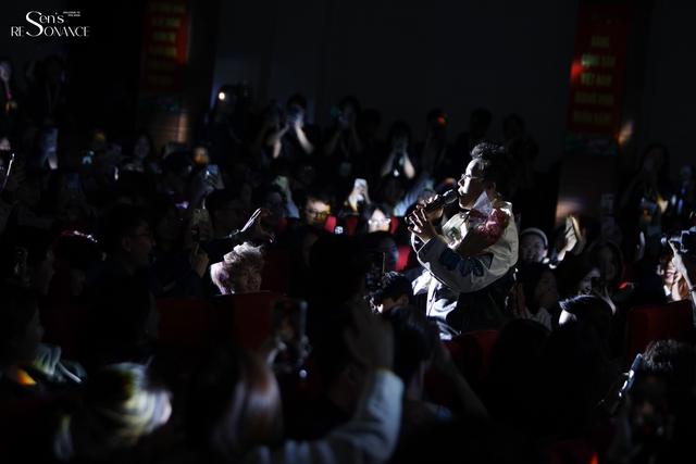 Kai Đinh “ôm” trọn K45 bằng giai điệu ngọt ngào tại đêm nhạc hội “FPS 2025 - Sen’s Resonance” 
- Ảnh 3. Kai Đinh “ôm” trọn K45 bằng giai điệu ngọt ngào tại đêm nhạc hội “FPS 2025 - Sen’s Resonance” 
- Ảnh 3.