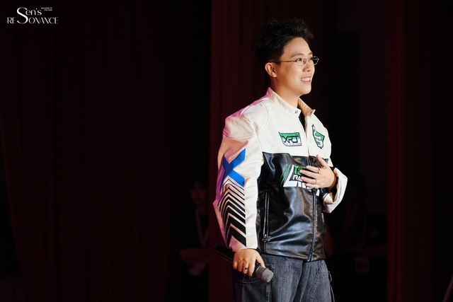 Kai Đinh “ôm” trọn K45 bằng giai điệu ngọt ngào tại đêm nhạc hội “FPS 2025 - Sen’s Resonance” 
- Ảnh 4. Kai Đinh “ôm” trọn K45 bằng giai điệu ngọt ngào tại đêm nhạc hội “FPS 2025 - Sen’s Resonance” 
- Ảnh 4.